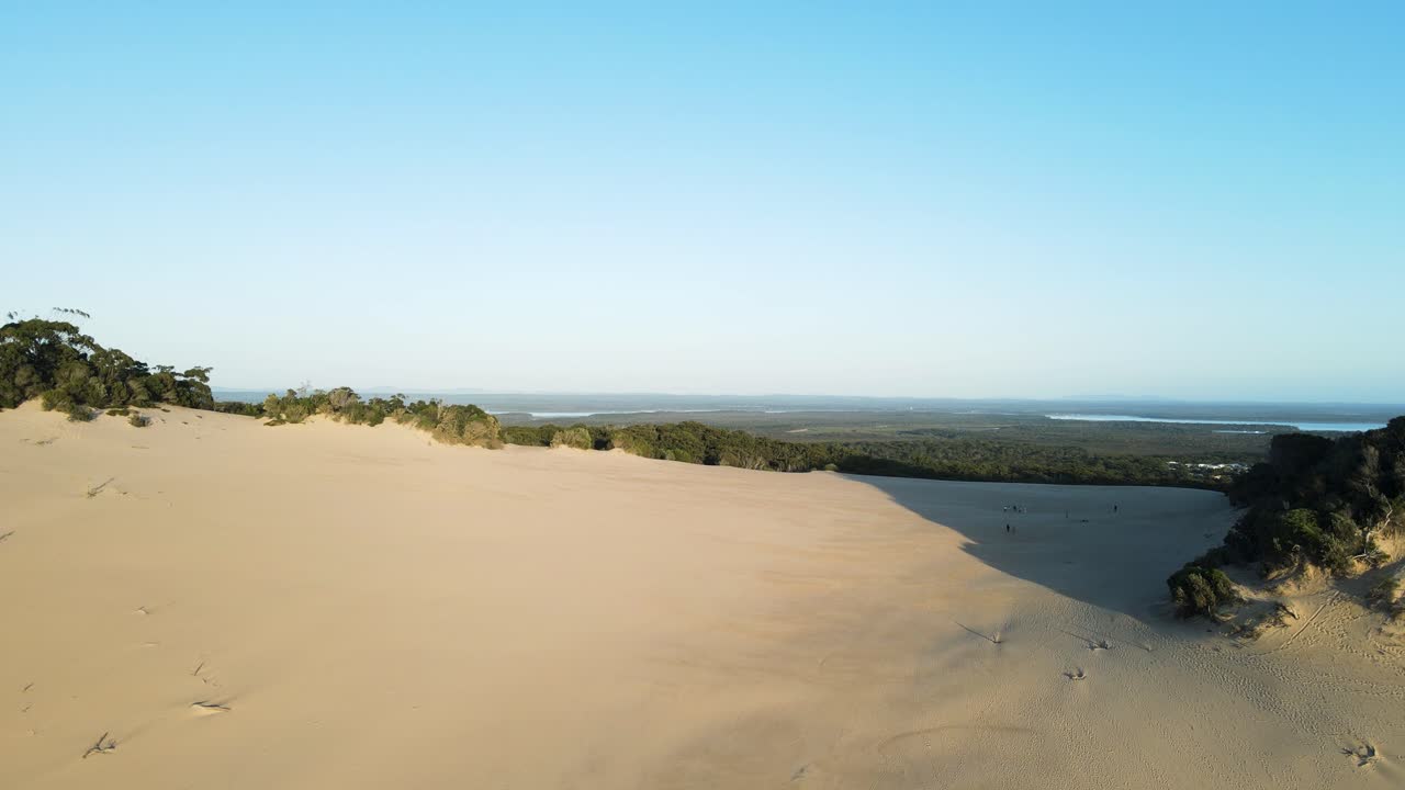 호주 카를로 샌드 블로우 레인보우 비치의 독특한 "문스케이프" 모래 덩어리를 내려다보는 높은 드론 뷰