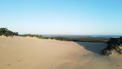 Alta-Vista-De-Drones-Mirando-Por-Encima-De-La-Masa-De-Arena-única-&quot;paisaje-Lunar&quot;-De-La-Playa-Arco-Iris-Carlo-Sand-Blow-Australia