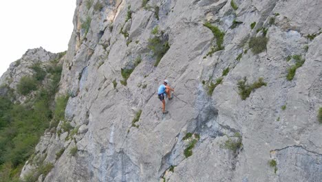 Drohnenaufnahmen-Eines-Mannes,-Der-Beim-Vorstieg-In-Den-Pyrenäen-Bei-Tarascon-Sur-Ariège-Stürzt