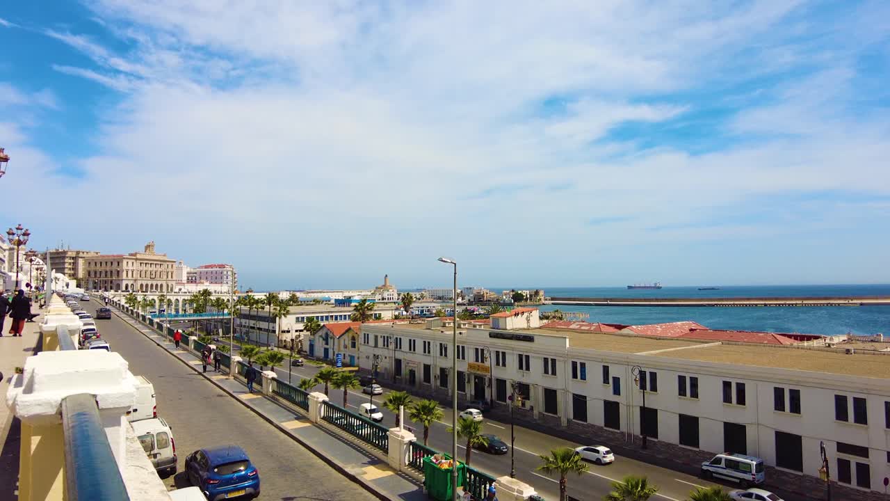 fotografía de un avión no tripulado de la carretera frente al mar de argel, la capital - cámara lenta