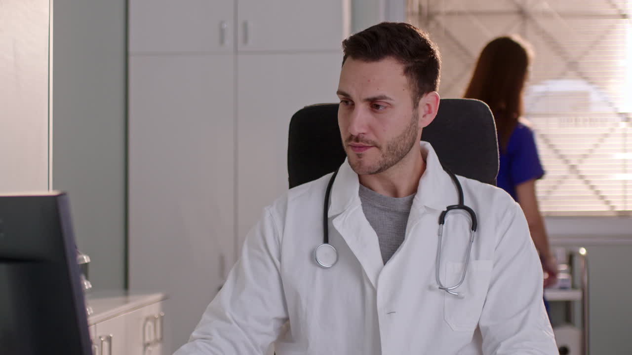 el médico consulta al paciente