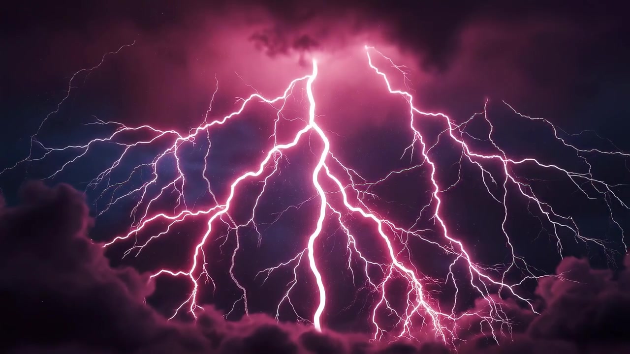 Intensi fulmini viola in nuvole scure e tempestose