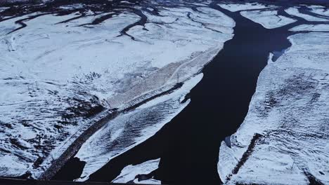 Estuario-Del-Río-Congelado-Cerca-Del-Mar