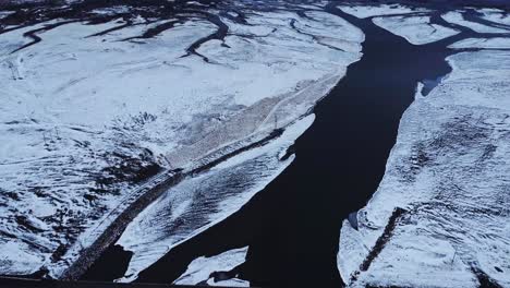 estuario del río congelado cerca del mar