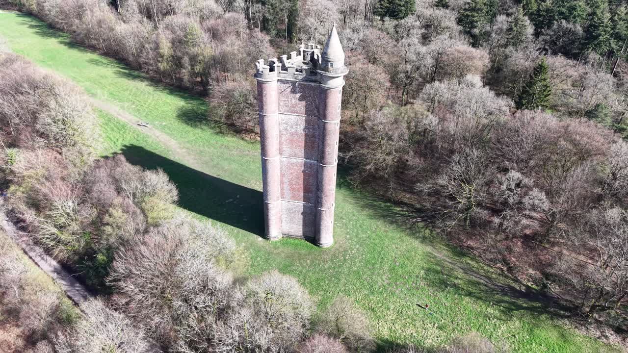 Folly Wieża Alfreda, Somerset, Anglia. Panoramowanie z drona