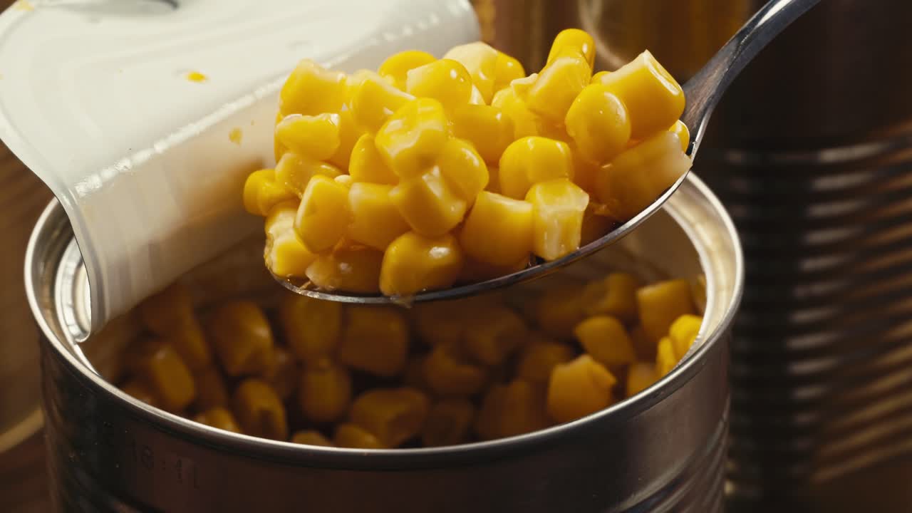 maíz enlatado en una lata