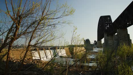 Fließender-Wasserfall-Mit-Brücke-Und-Himmel