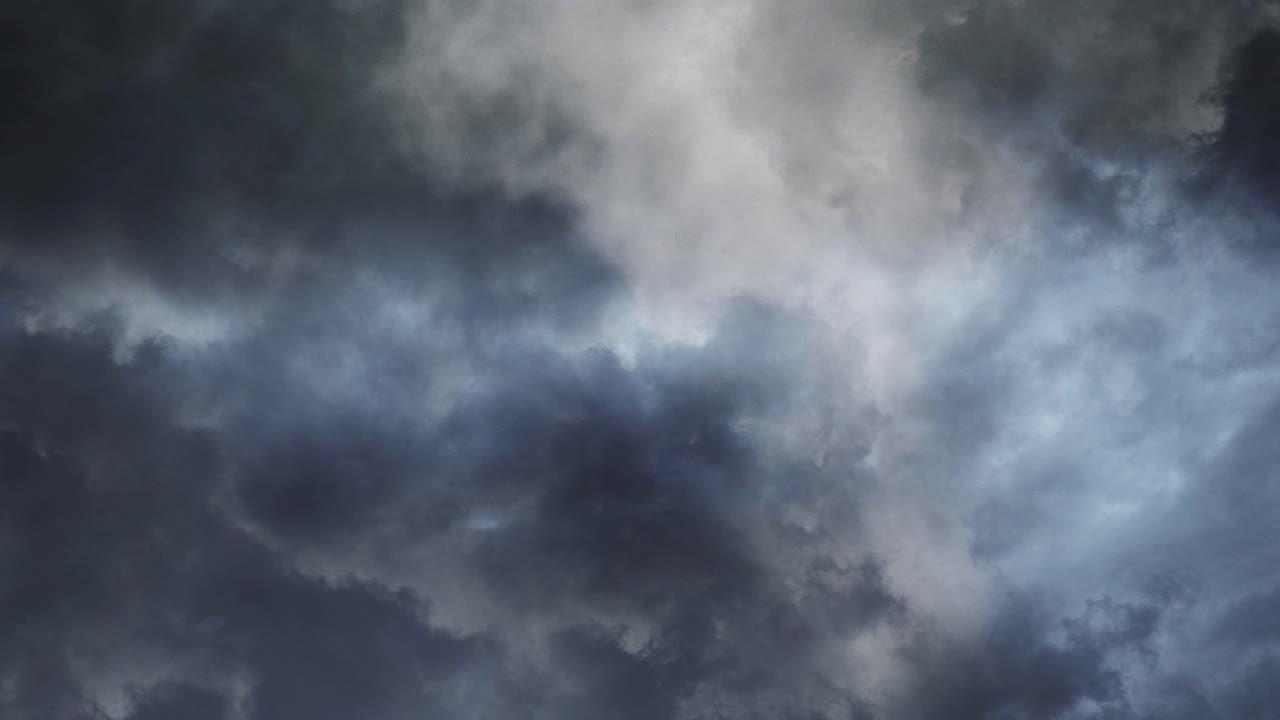 tormenta, textura del cielo cubierta de nubes oscuras de lluvia