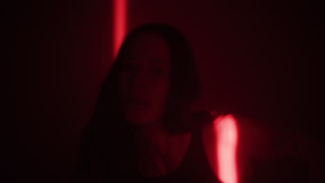 mujer en luz roja