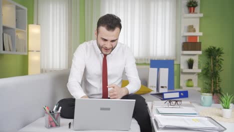 al ver su éxito en la computadora portátil, el hombre de negocios se alegra y se vuelve feliz.