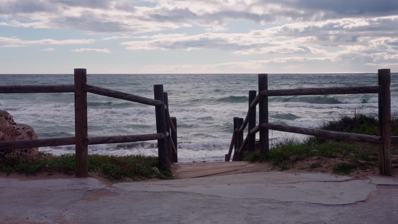 구름이 많은 날에 해변 입구