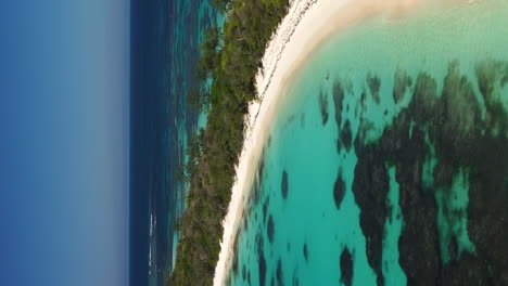 Abgelegene-Tropische-Insel-Mit-Bäumen,-Weißem-Sandstrand,-Neukaledonien