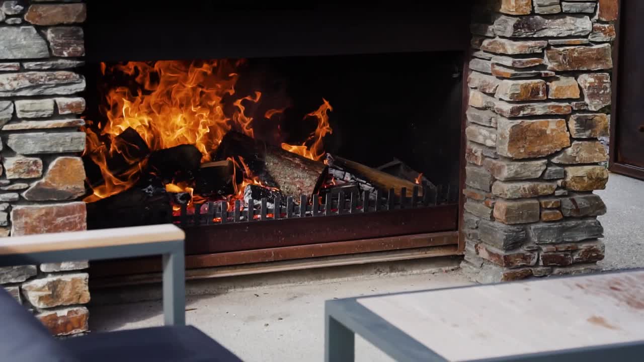 결혼식 장소의 대형 석조 벽난로 주변 좌석 공간