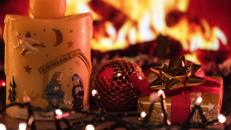 Velas-Navideñas-Y-Decoración-Frente-A-La-Chimenea-En-La-Sala-De-Estar