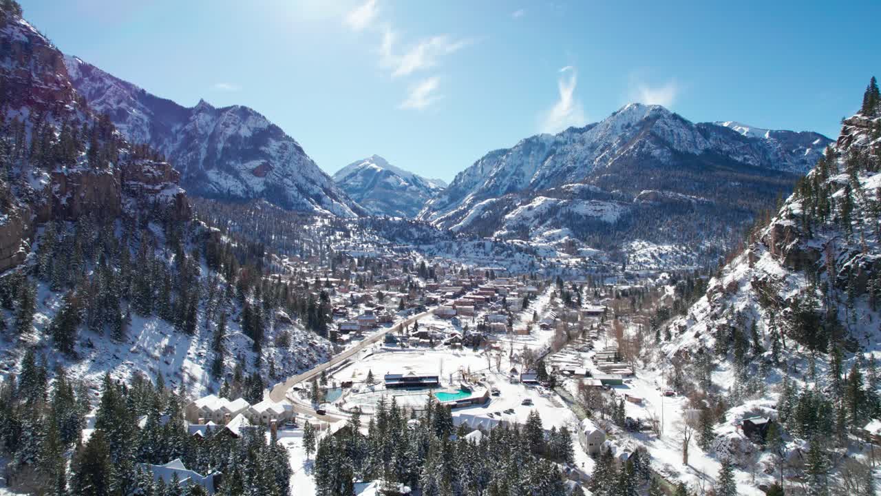 disparo de dron distante entrando en ouray, colorado en un día claro y soleado