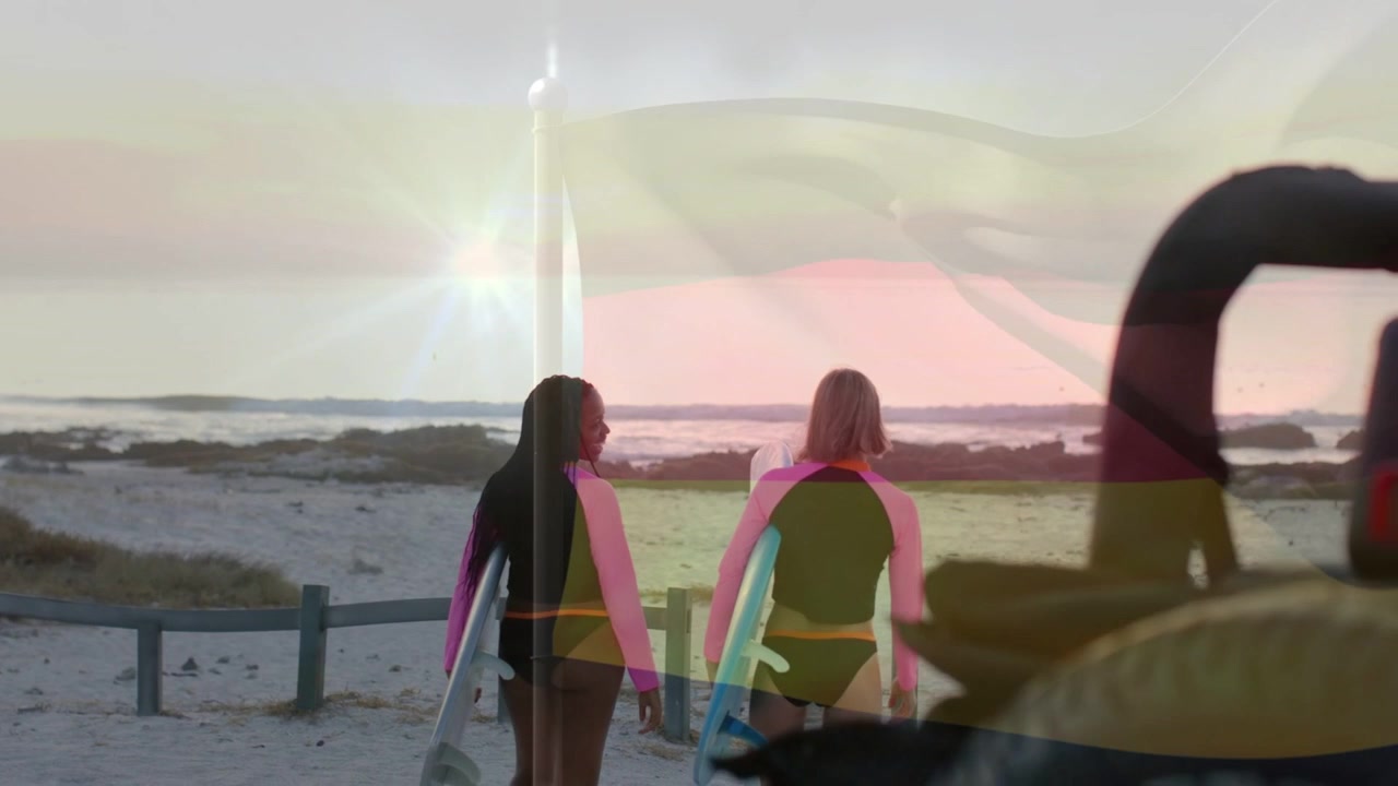 Deux surfeuses sortant de la voiture et marchant vers le spot de surf au lever du soleil, avec leurs planches, avec une superposition de drapeau sur la scène.