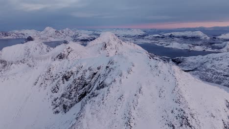 Vista-Aérea-Del-Hermoso-Paisaje-De-La-Montaña-Nevada-De-Noruega-Durante-El-Invierno