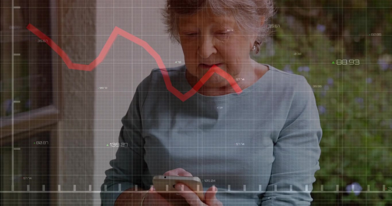 Donna anziana che mostra il telefono sul patio, toccando lo schermo e monitorando una sovrapposizione di grafico dati rosso.
