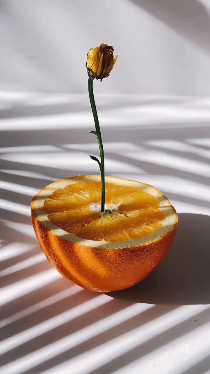 una rebanada de naranja con flores