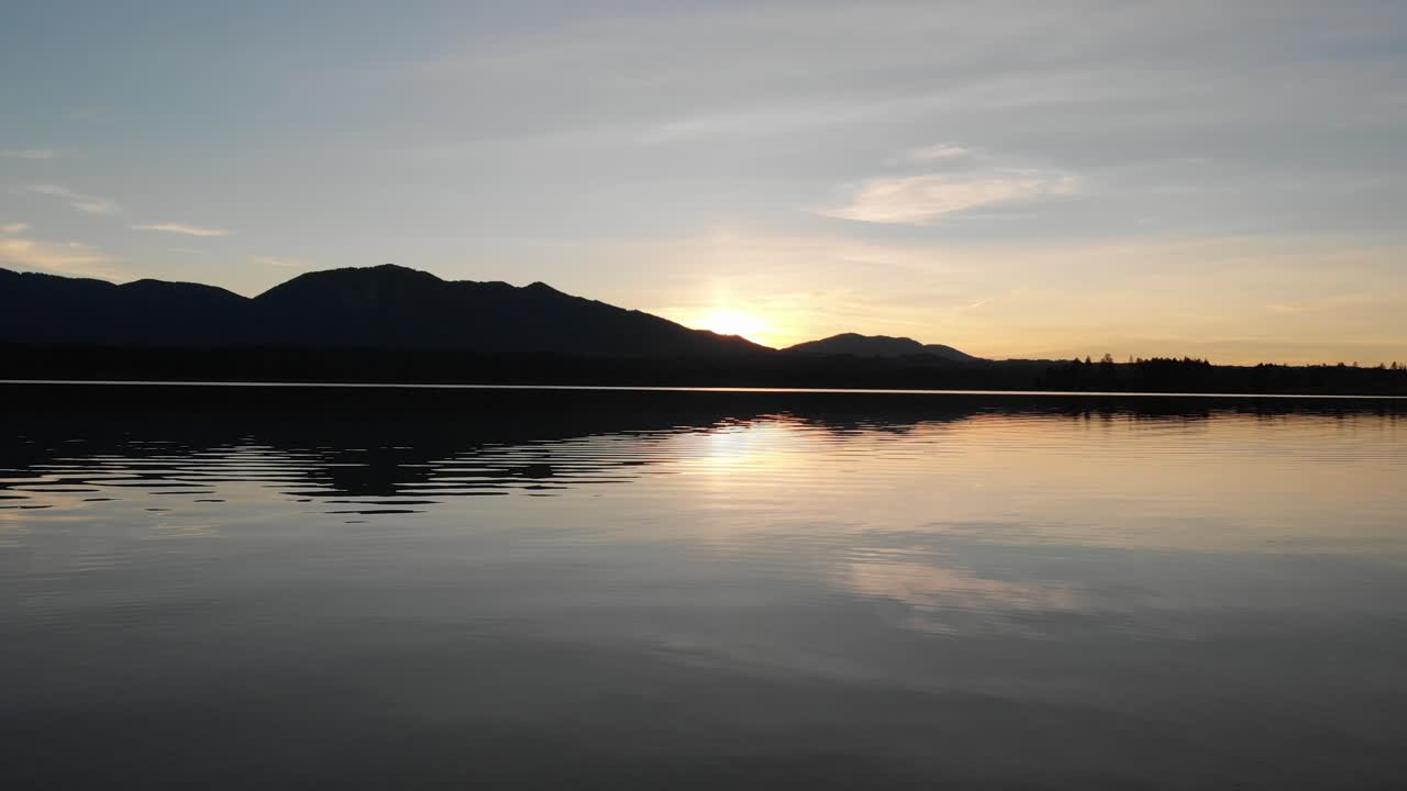 독일 바이에른의 스태펠제 호수는 nd 필터가 있는 4k의 dji 드론으로 호수 위로 날아가는 오후 황혼에 기록되었습니다.