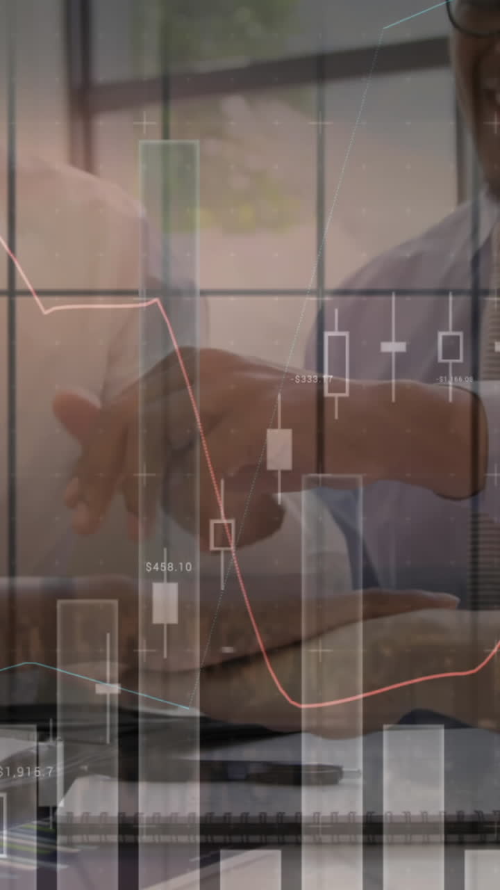 animación del procesamiento de datos financieros sobre personas de negocios apilando las manos en la reunión