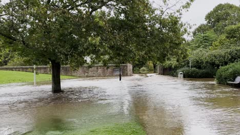 Statische-Aufnahme-Von-Wasser,-Das-Während-Einer-Katastrophalen-Überschwemmung-Durch-Offene-Schleusentore-Im-North-Inch-Park-In-Perth-Strömt-–-8