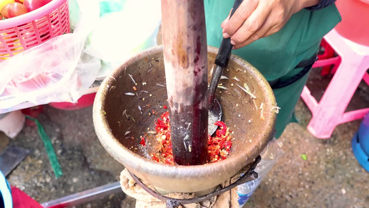 Preparazione di insalata di papaya piccante in un mortaio