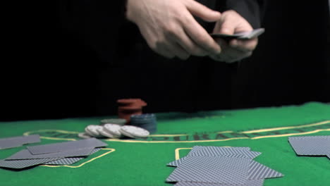 manos en súper cámara lenta repartiendo las cartas