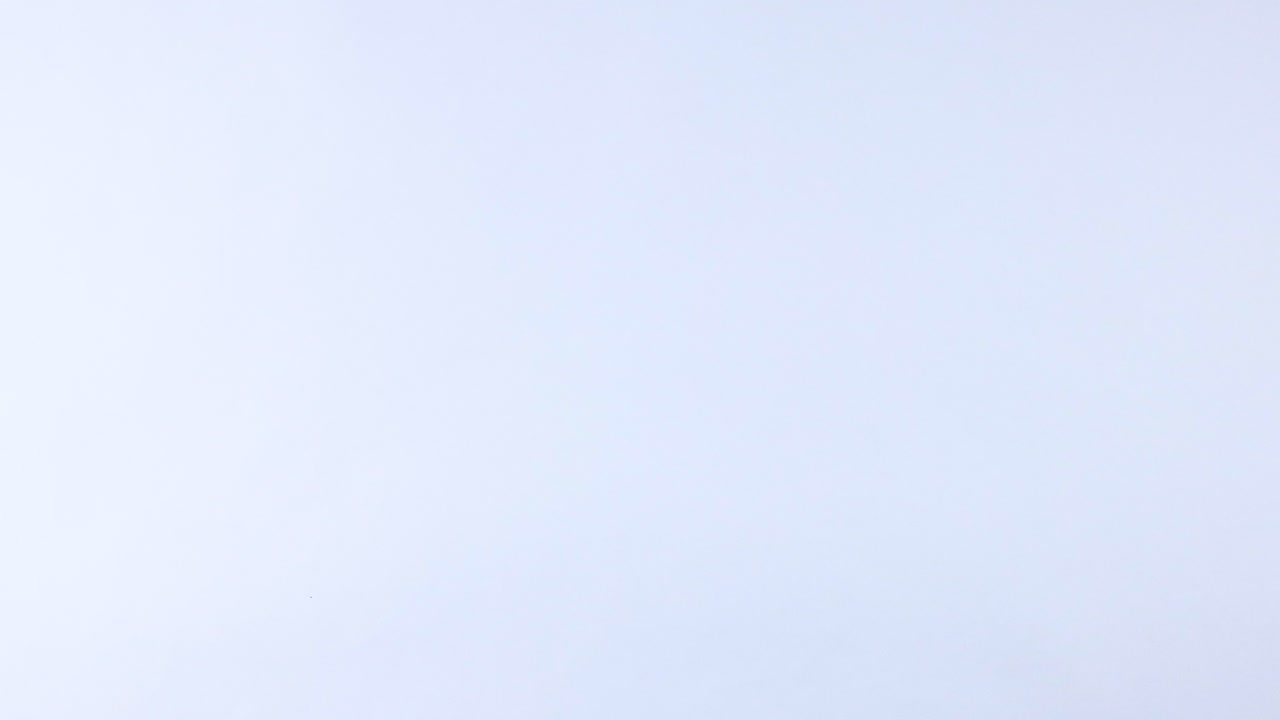 una pelota de tenis rodando a través de una superficie plana