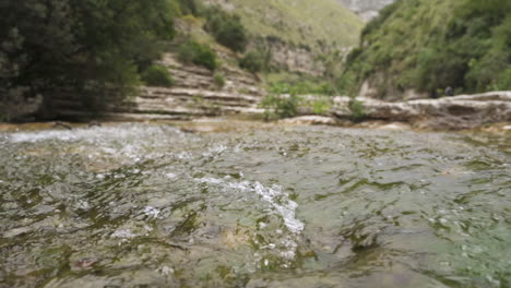 la corriente del río fluye a cámara lenta en la reserva natural de cavagrande, sicilia