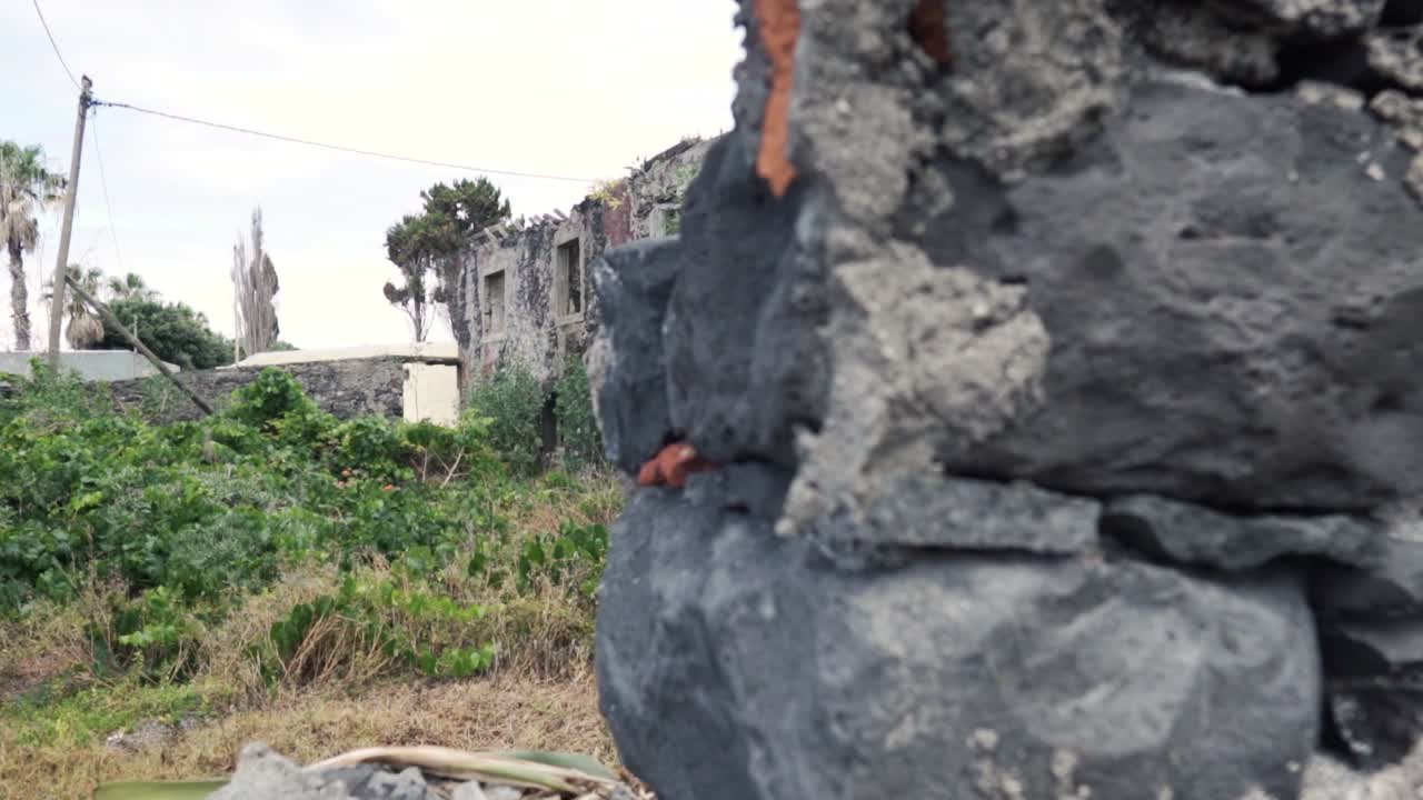 버려진 건물 시간에 의해 파괴되었습니다.