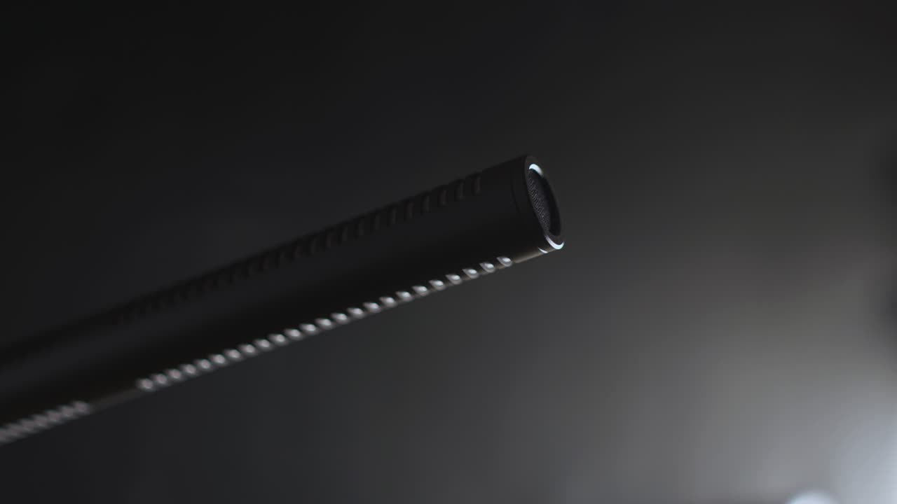 movimiento lento que muestra un micrófono sensible en una habitación oscura - primer plano