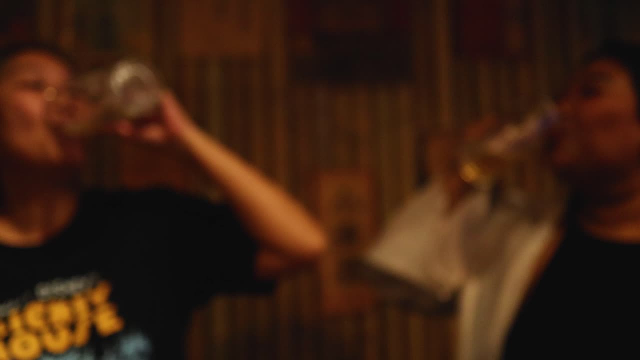 dos personas bebiendo cerveza juntas en bangkok