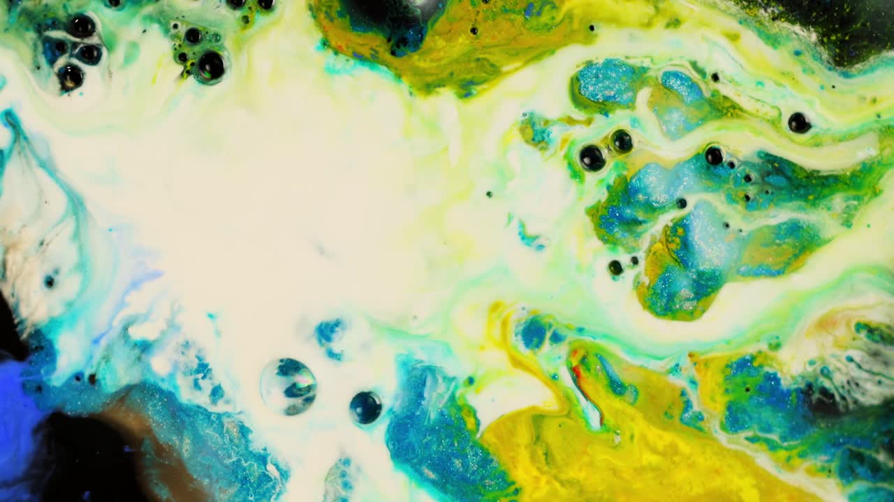 유동적인 패턴으로 회전하는 색과 검은 점으로 활기찬 추상적인 그림