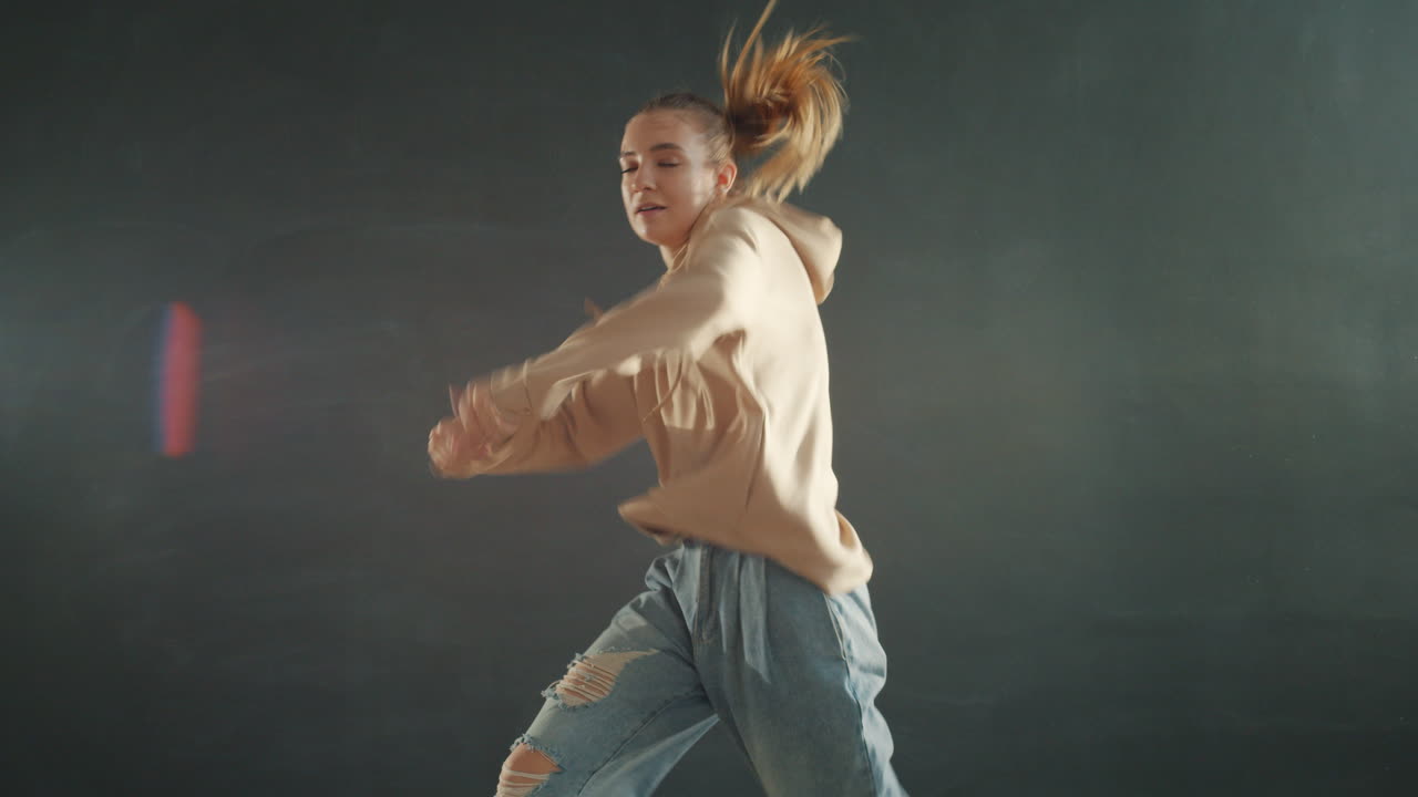 kvinde, der danser i studiet