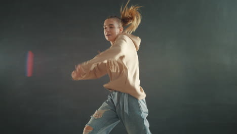 mujer bailando en estudio