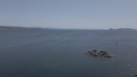 imágenes en bruto de aviones no tripulados volando sobre tierra oceánica e isla en el horizonte