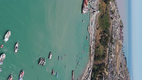 vista aérea de la bahía de marina con barcos de pesca amarrados en el puerto de san antonio en chile