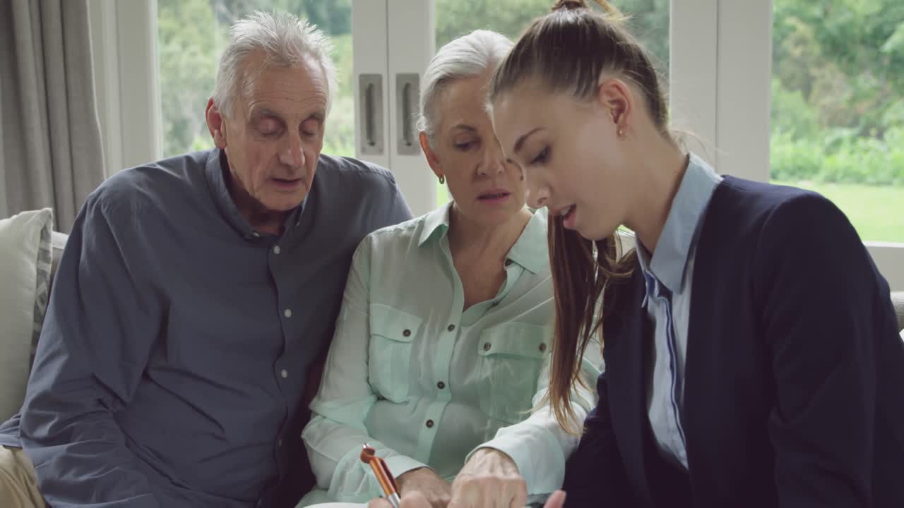 시니어 커플과 재무 고문