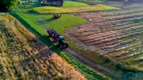 Tiro-Rodante-De-Un-Tractor-Paseando-Por-La-Granja