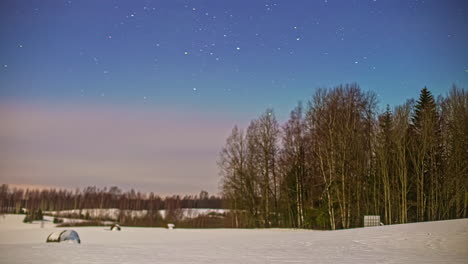 Tiro-De-Lapso-De-Tiempo-Del-Campo-De-Invierno-Cubierto-De-Nieve-Con-Fardos-De-Heno-Congelados-Con-Estrellas-Visibles-En-El-Cielo-Nocturno