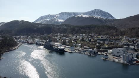 the sea side of brattvåg