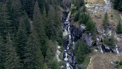 Hermosa-Cascada-Al-Lado-De-La-Carretera