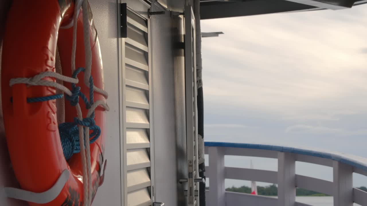 해가 지는 때 구명 보트 선박 항해