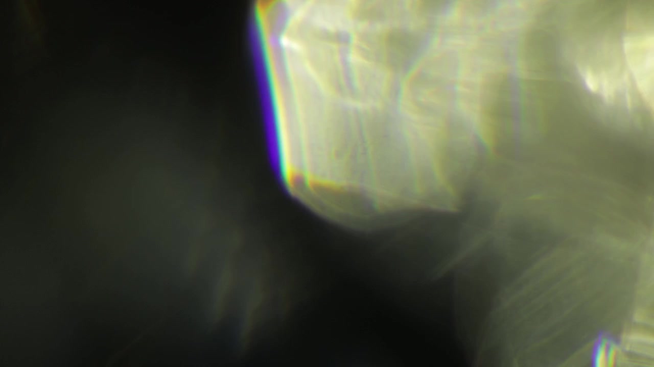 Filmato 4K di perdite di luce. Sovrapposizioni di bagliori dell'obiettivo, flare e bokeh, sfondo con effetto fiamma bruciata. Effetto raggi di flash.