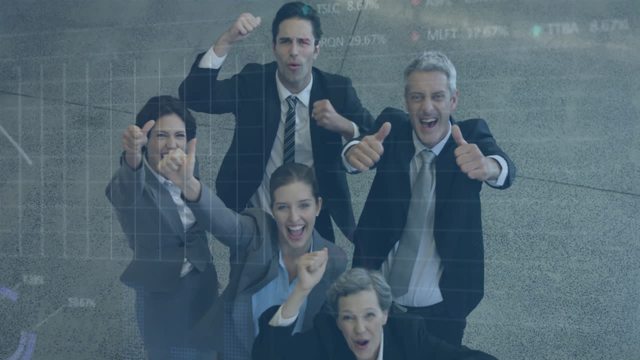 animación del procesamiento de datos financieros sobre diversas personas de negocios con pulgares hacia arriba