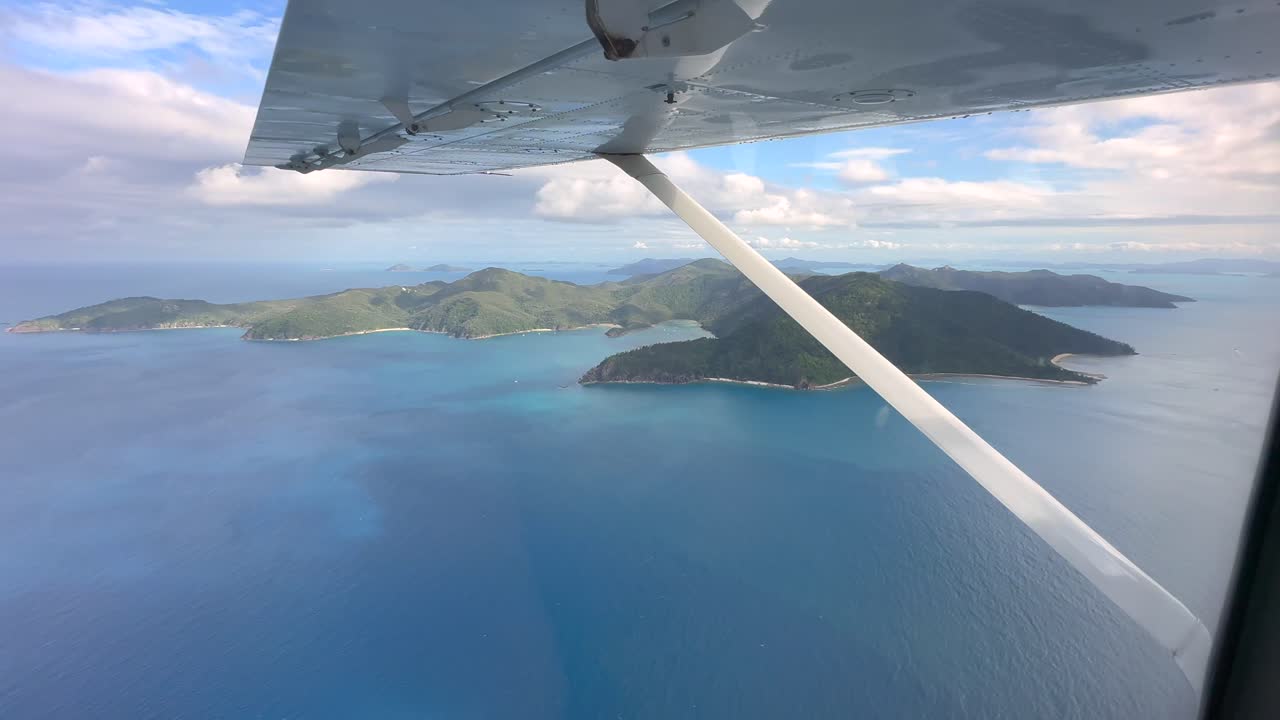 2022년 12월 호주 즐랜드에 있는 휘츠네이 섬의 aerial 4k