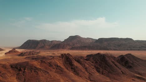 Revelación-Aérea-De-Una-Enorme-Y-Colorida-Línea-Montañosa-Del-Desierto-Y-Horizonte