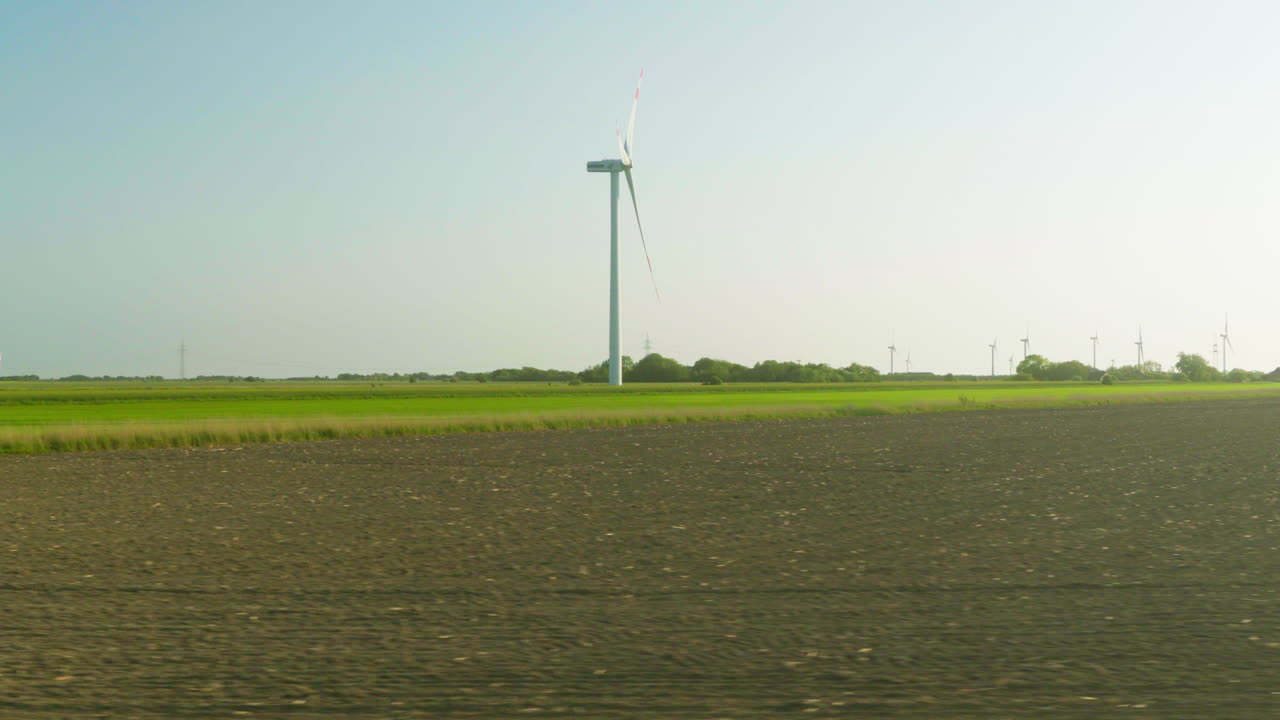 수확 된  ⁇  의 배경 에 있는 풍력 터빈 을 지나가는 것