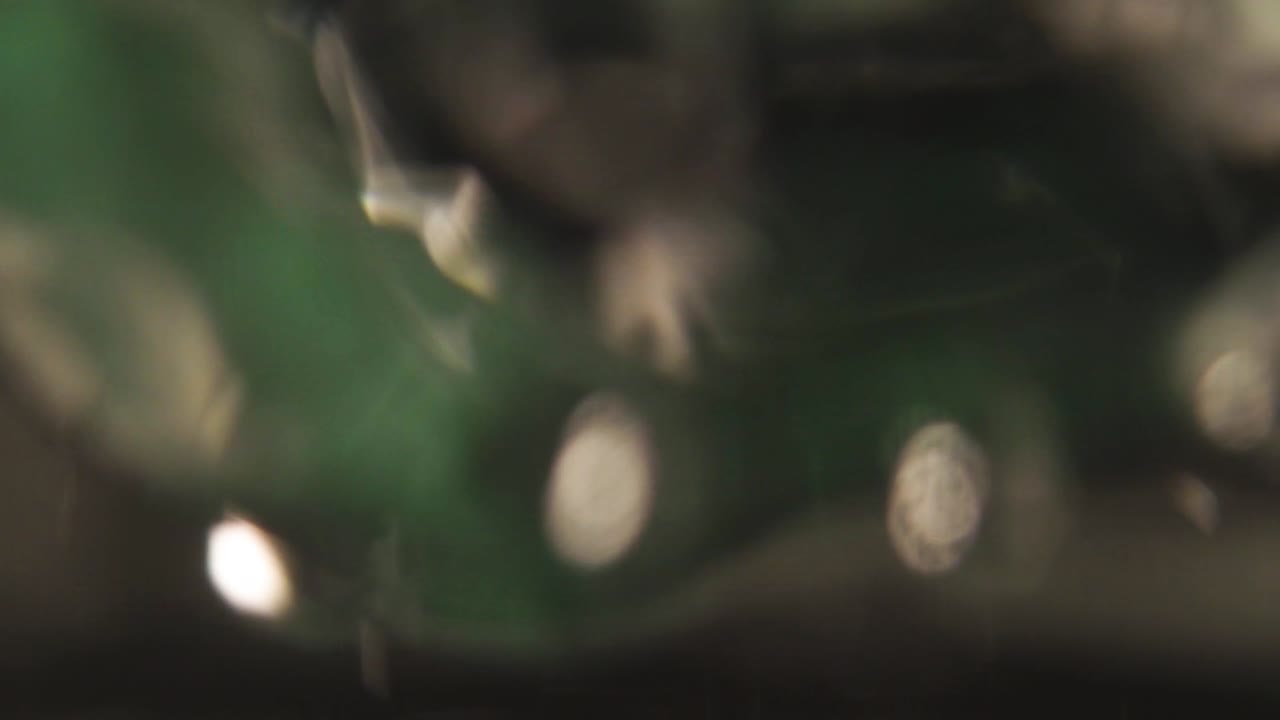 음료가 느린 동작으로 이고 있습니다.